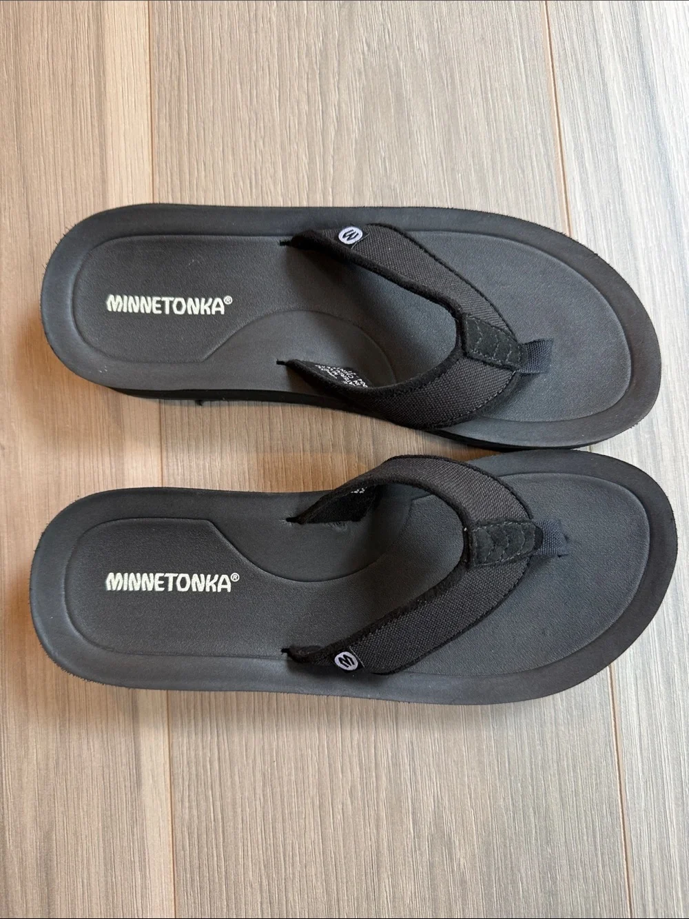 Minnetonka Women's Black Flip-Flop Sandals Size 8
